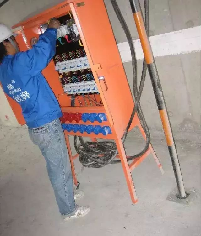 施工現(xiàn)場臨時用電配電箱及開關(guān)箱配置和使用說明，圖示詳圖