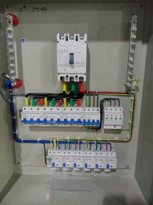跟著師傅學做配電箱，看到師傅的手藝，我不好意思開始
