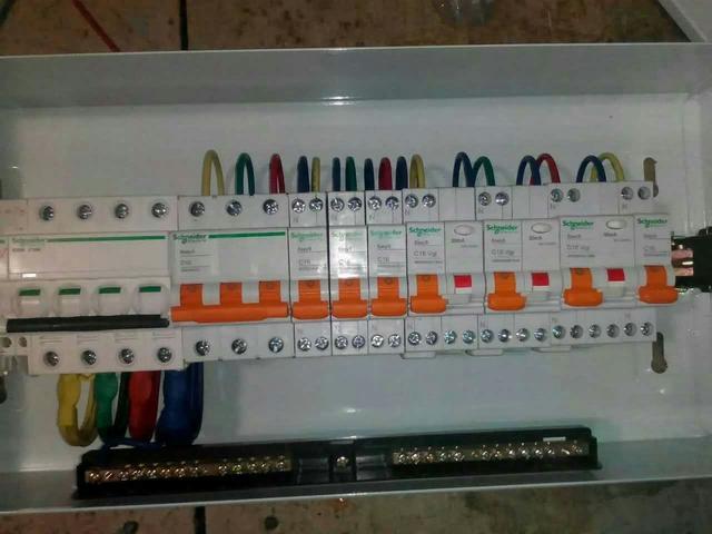 跟著師傅學做配電箱，看到師傅的手藝，我不好意思開始