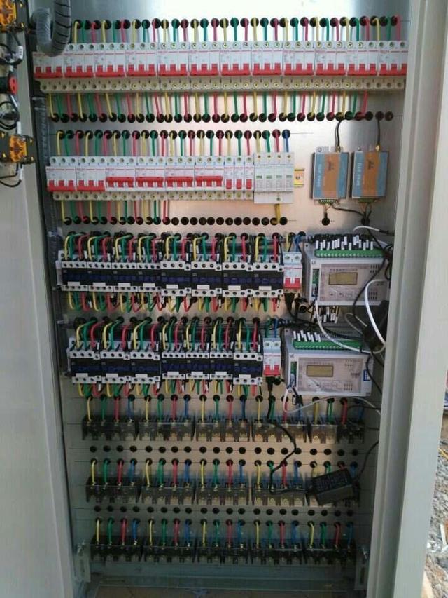 跟著師傅學做配電箱，看到師傅的手藝，我不好意思開始