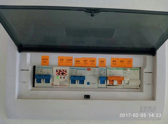 跟著師傅學做配電箱，看到師傅的手藝，我不好意思開始